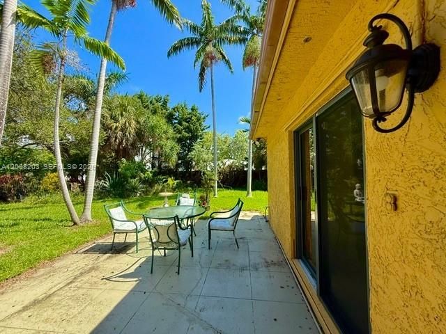 1124 NE 7th Street, Hallandale Beach, FL 33009
