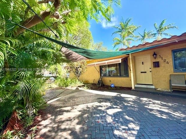 1124 NE 7th Street, Hallandale Beach, FL 33009