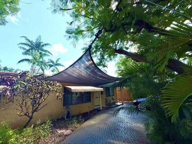 1124 NE 7th Street, Hallandale Beach, FL 33009