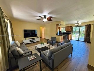 1124 NE 7th Street, Hallandale Beach, FL 33009