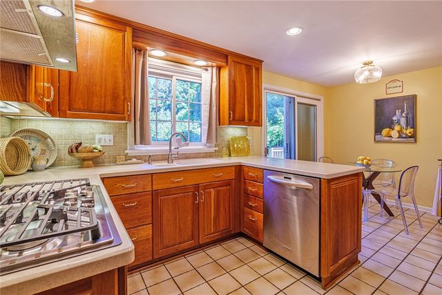 24 Lodge Pole Rd, Pittsford, NY 14534