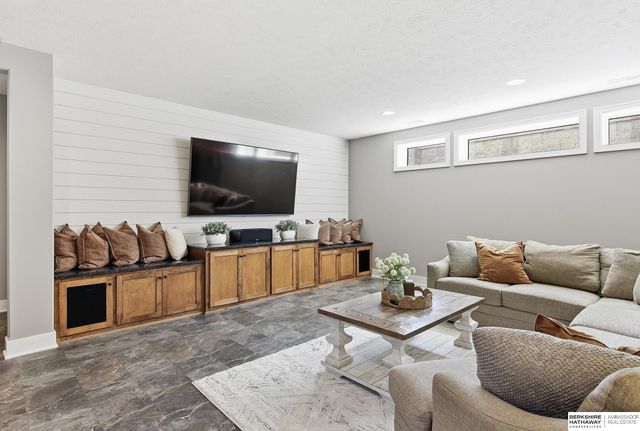 2005 S 208th Street, Elkhorn, NE 68022