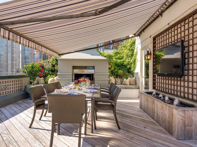 55 W Delaware Place 1101, Chicago, IL 60610