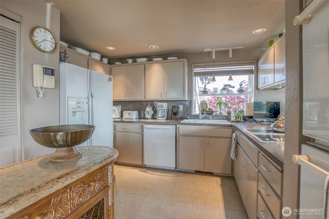 300 Beacon Hill Drive, Hoquiam, WA 98550