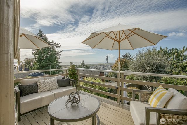 300 Beacon Hill Drive, Hoquiam, WA 98550