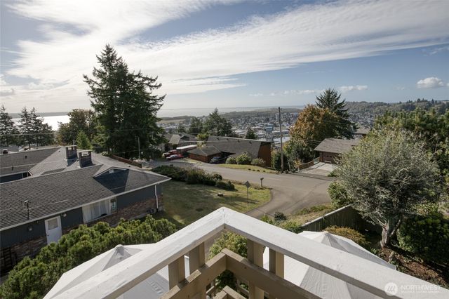 300 Beacon Hill Drive, Hoquiam, WA 98550