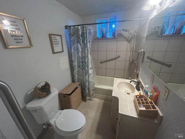 370 Jefferson Ln, Ukiah, CA 95482