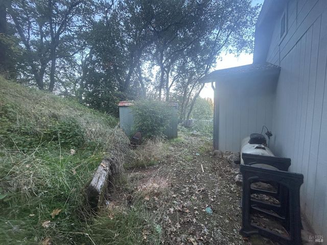 370 Jefferson Ln, Ukiah, CA 95482