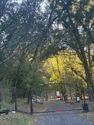 370 Jefferson Ln, Ukiah, CA 95482