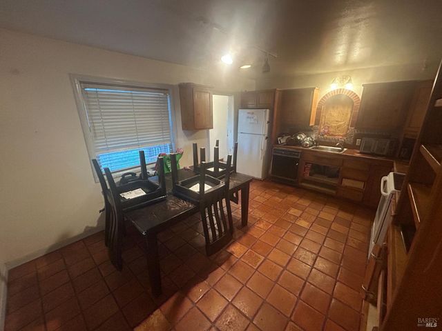 370 Jefferson Ln, Ukiah, CA 95482