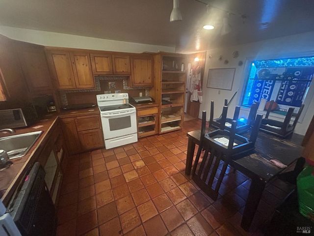 370 Jefferson Ln, Ukiah, CA 95482