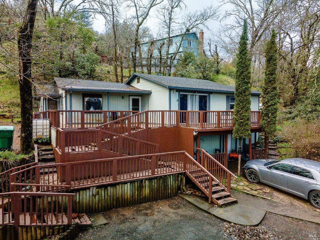 370 Jefferson Ln, Ukiah, CA 95482