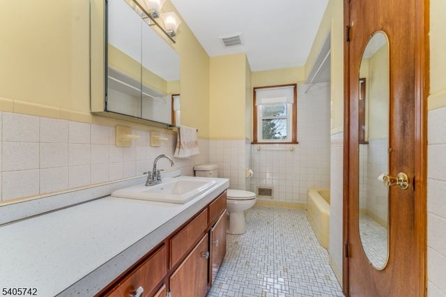 63 Louise Dr, Manville Boro, NJ 08835