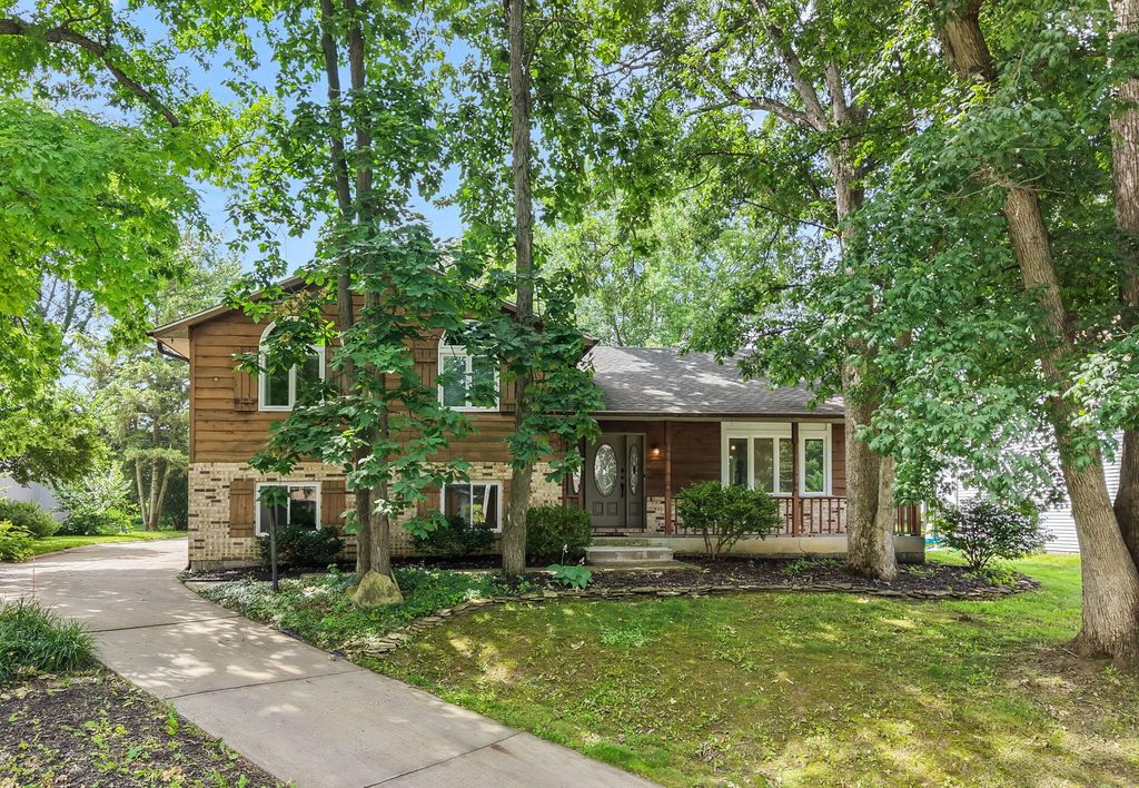 2341 Four Seasons Parkway, Crown Point, IN 46307