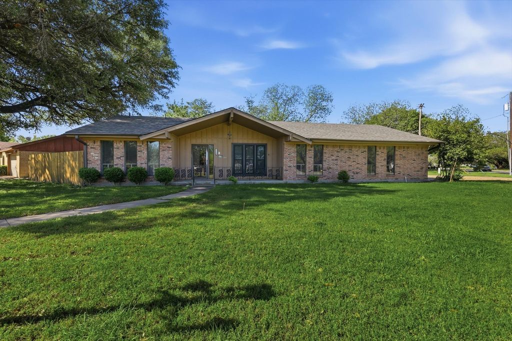 1119 W Westhill Drive, Cleburne, TX 76033
