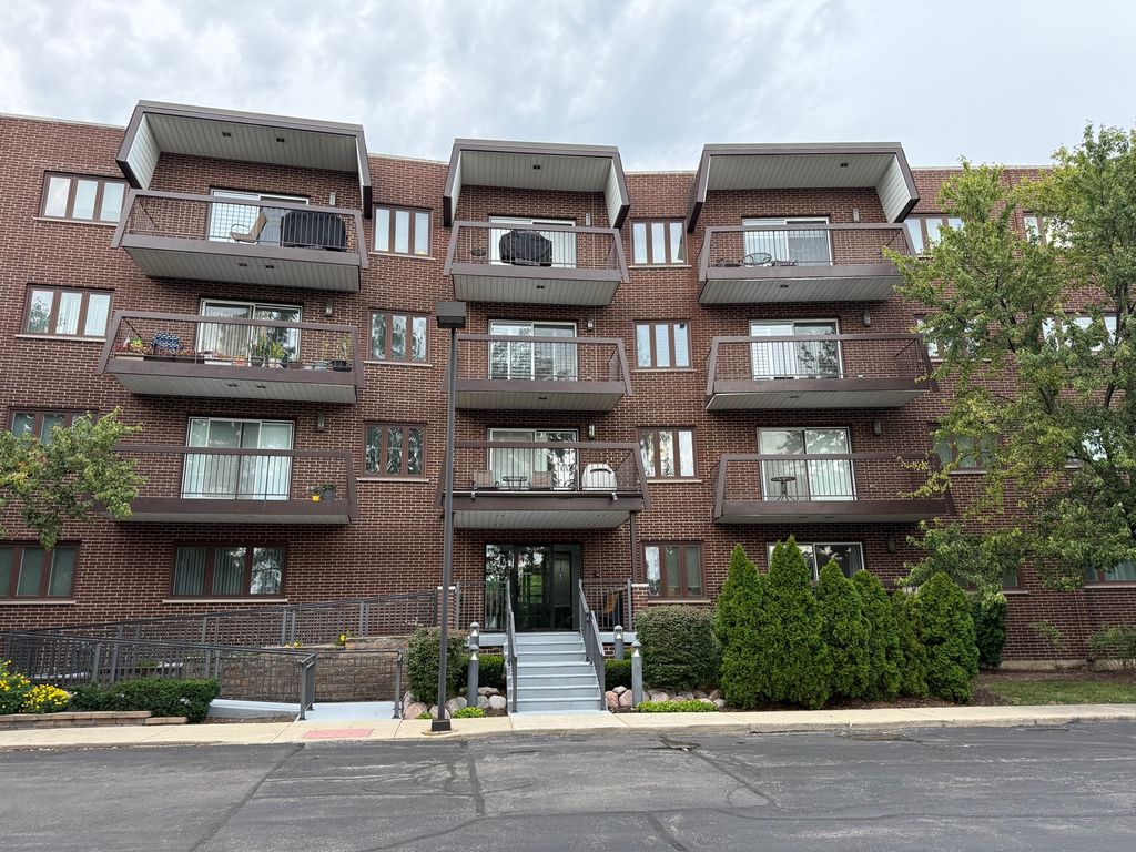 350 E Dundee Road 301, Buffalo Grove, IL 60089