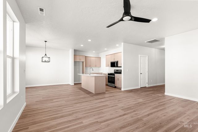 5200 E Phelps Lake Dr, Nampa, ID 83687