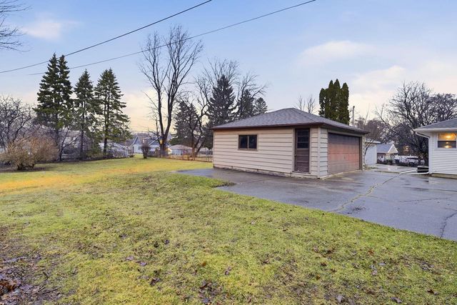 11016 W Wells STREET, Wauwatosa, WI 53226