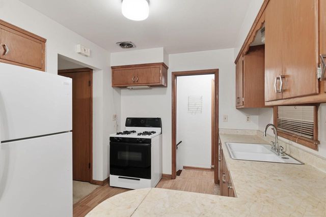 11016 W Wells STREET, Wauwatosa, WI 53226