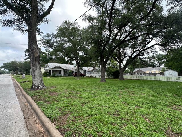 1008 Atchison St, Sealy, TX 77474