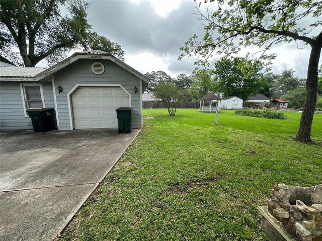 1008 Atchison St, Sealy, TX 77474