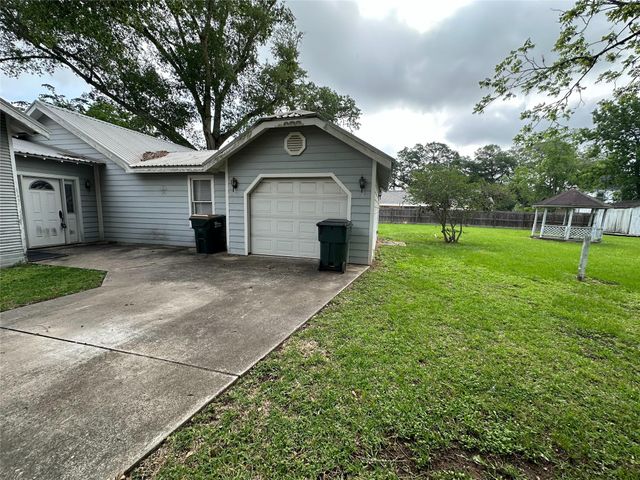 1008 Atchison St, Sealy, TX 77474