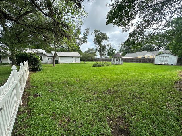 1008 Atchison St, Sealy, TX 77474