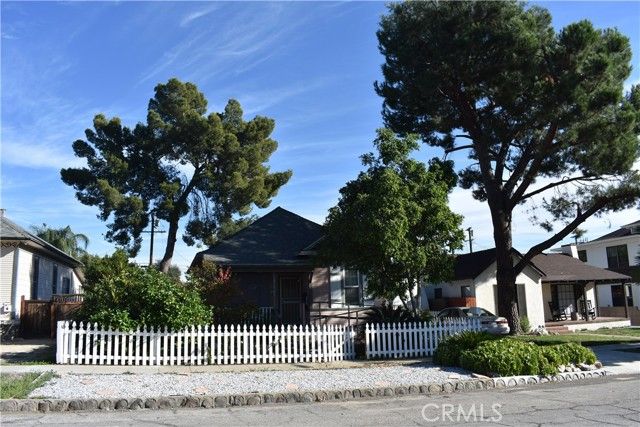 562 N 1st Avenue, Upland, CA 91786