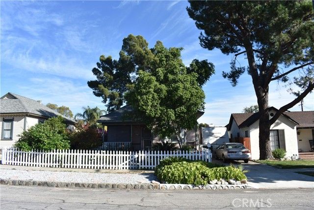 562 N 1st Avenue, Upland, CA 91786