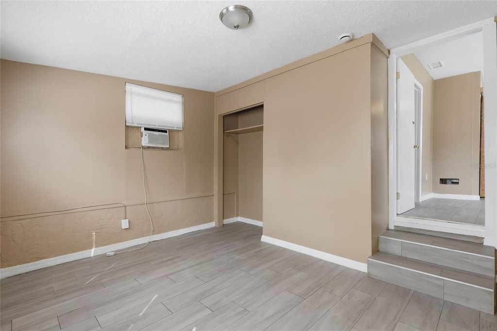 Image 5 of property listing at 920 E ANNIE STREET, Tampa, FL 33612
