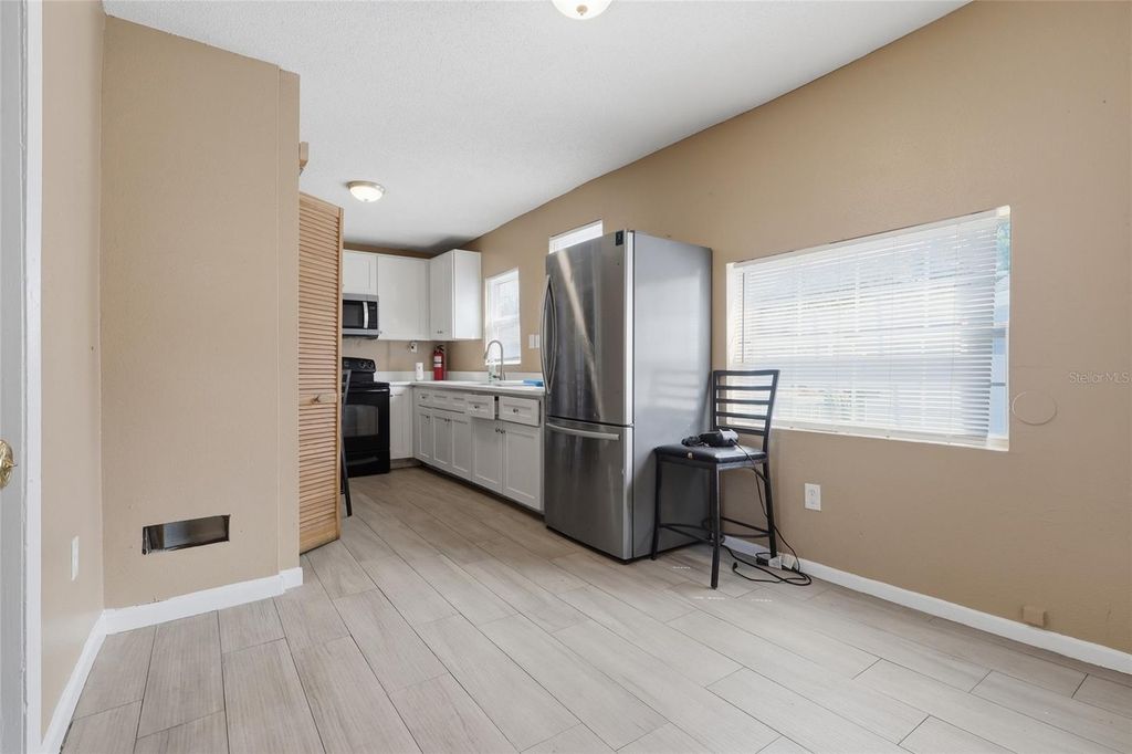 Image 6 of property listing at 920 E ANNIE STREET, Tampa, FL 33612