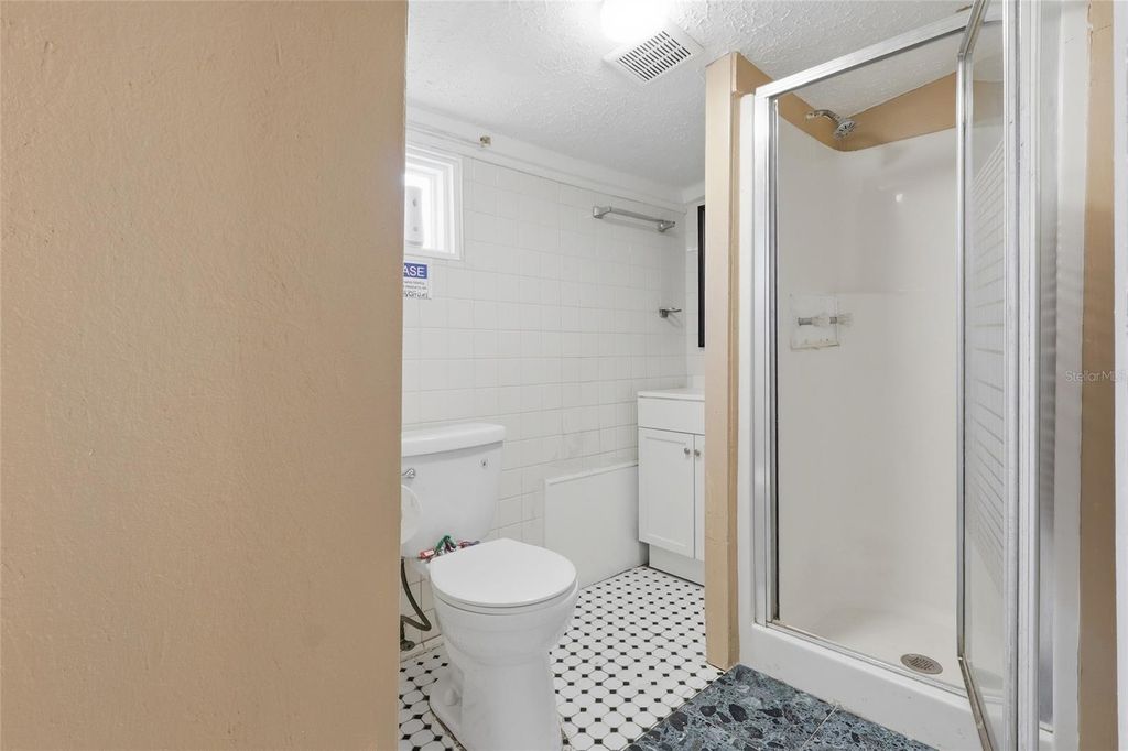 Image 10 of property listing at 920 E ANNIE STREET, Tampa, FL 33612