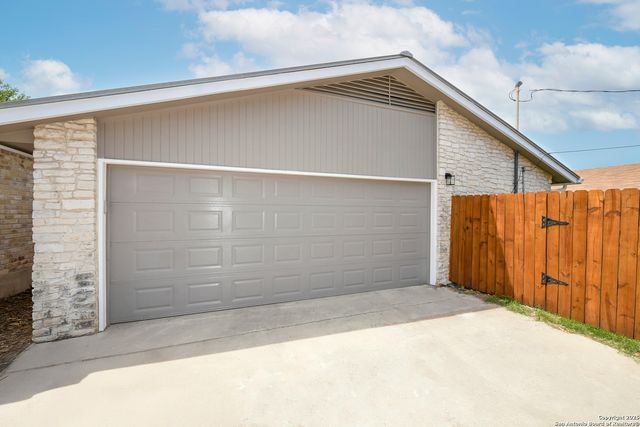 8906 Willmon, Windcrest, TX 78239