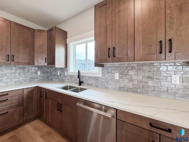 212 W Willow Trl Trail, Crooks, SD 57020