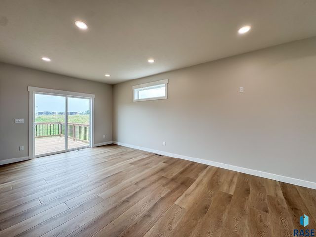 212 W Willow Trl Trail, Crooks, SD 57020