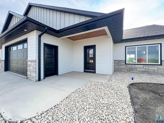 212 W Willow Trl Trail, Crooks, SD 57020