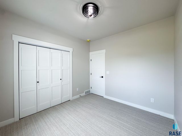 212 W Willow Trl Trail, Crooks, SD 57020