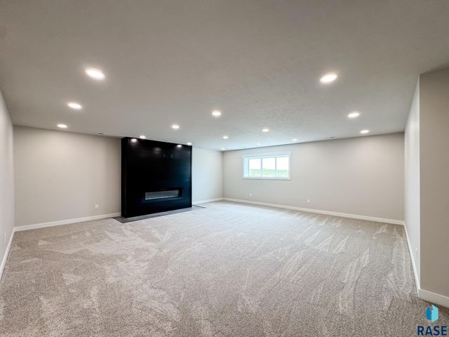 212 W Willow Trl Trail, Crooks, SD 57020
