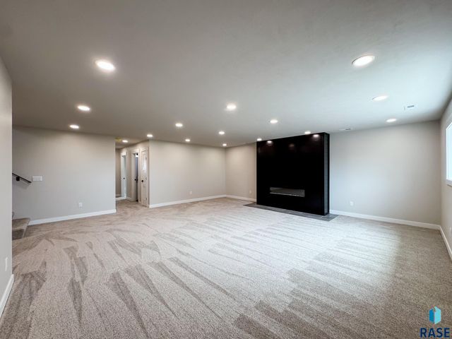 212 W Willow Trl Trail, Crooks, SD 57020