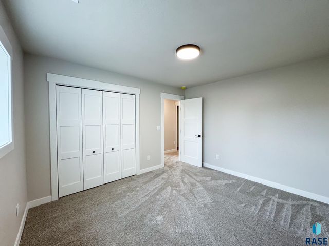 212 W Willow Trl Trail, Crooks, SD 57020