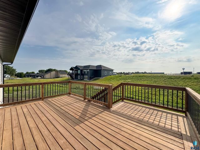 212 W Willow Trl Trail, Crooks, SD 57020