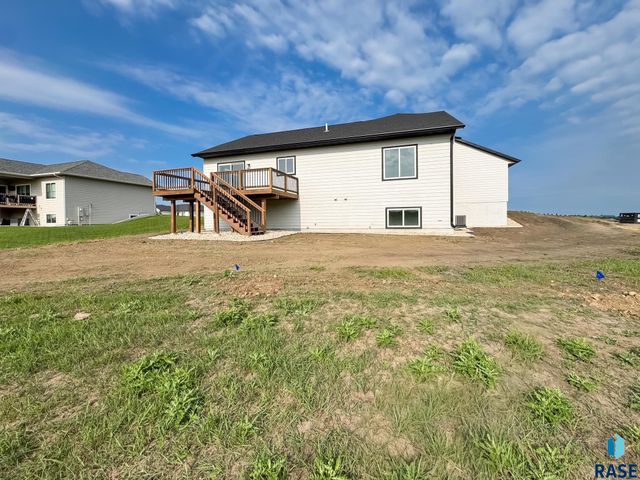 212 W Willow Trl Trail, Crooks, SD 57020
