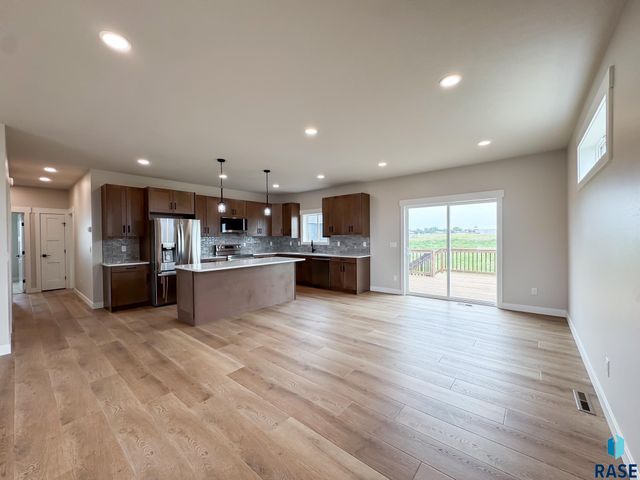 212 W Willow Trl Trail, Crooks, SD 57020