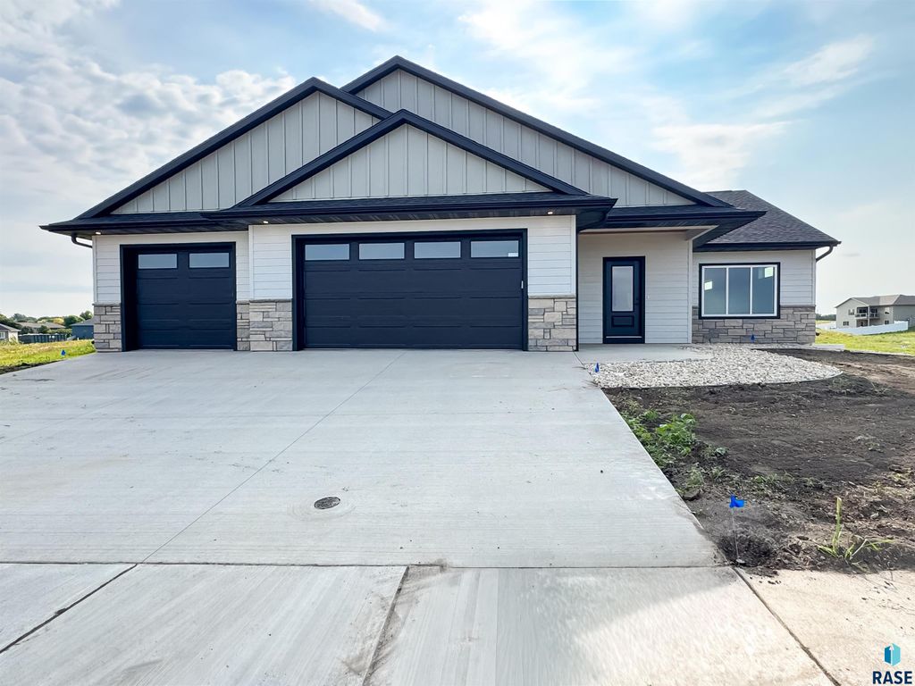 212 W Willow Trl Trail, Crooks, SD 57020