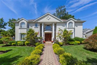 11 Manor Avenue, Roslyn Heights, NY 11577