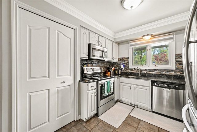 1176 Meadowood Drive, Waterford, MI 48327