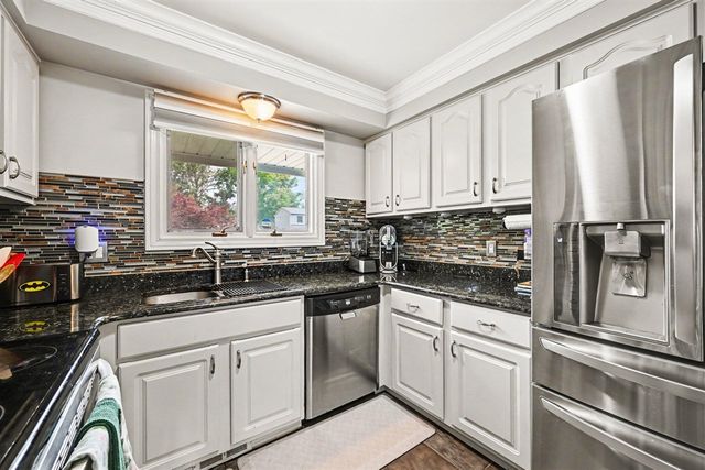 1176 Meadowood Drive, Waterford, MI 48327