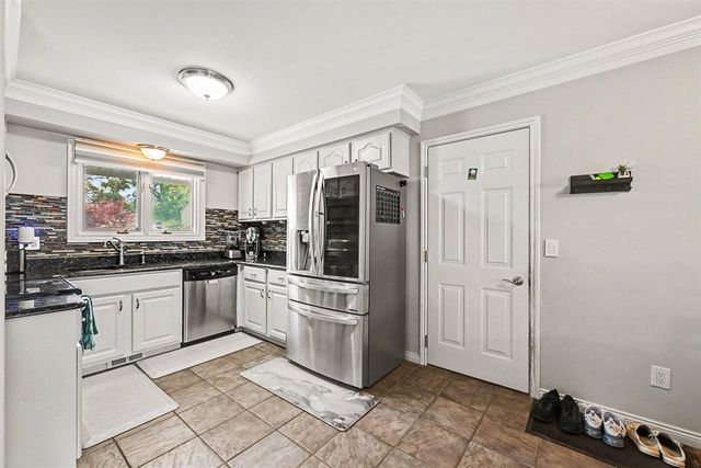 1176 Meadowood Drive, Waterford, MI 48327