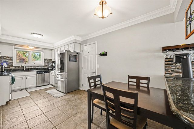 1176 Meadowood Drive, Waterford, MI 48327
