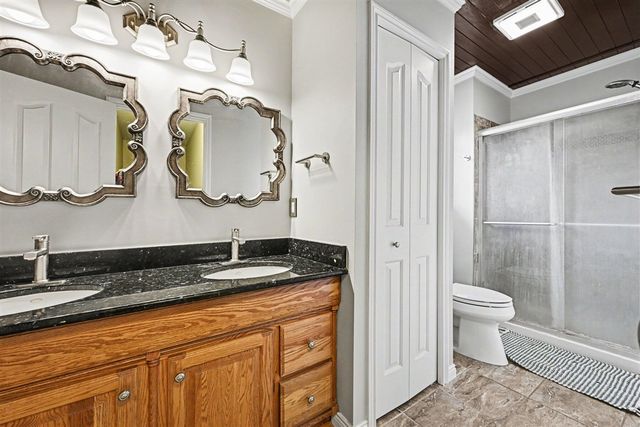 1176 Meadowood Drive, Waterford, MI 48327